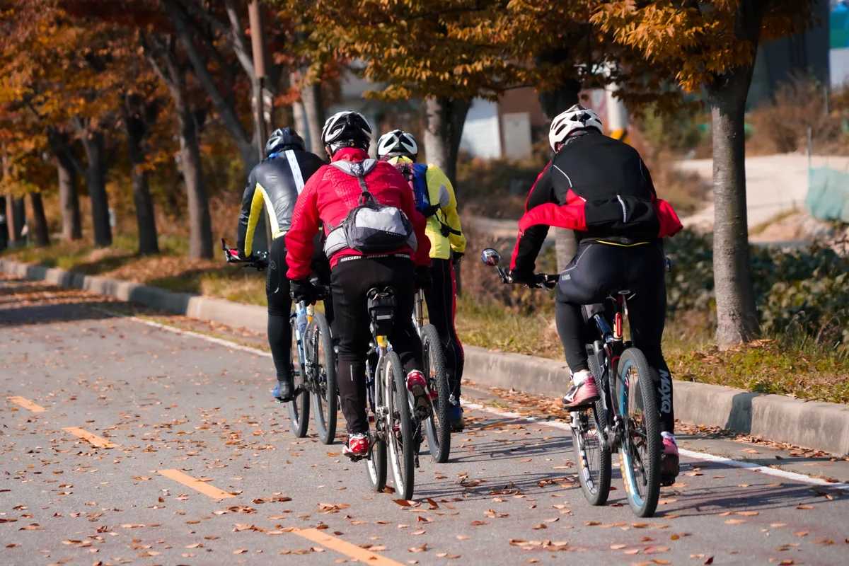 Cyclisme solo vs cyclisme en groupe : avantages, inconvénients et comment passer le cap